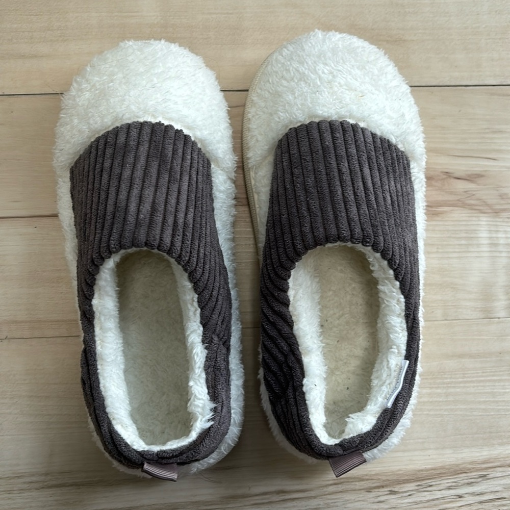 Dudu Town Women’s Size S (5-6) House Slippers. White and Charcoal.